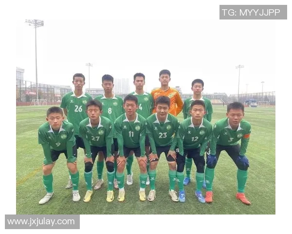 杭州足球队在全国锦标赛中以90分稳居积分榜首位，展现强劲实力