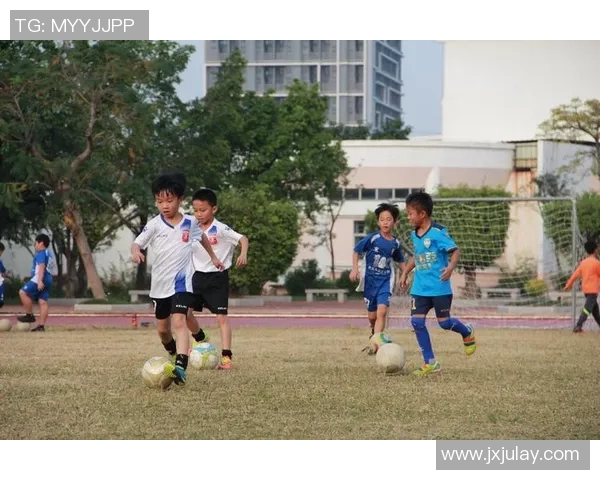 足球明星与儿子共享快乐时光亲子互动尽显温馨足球魅力 足球明星与儿子共享快乐时光亲子互动尽显温馨足球魅力