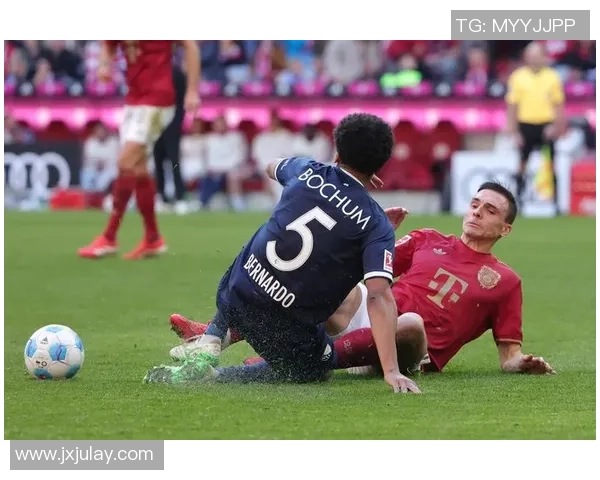 足球明星亲手扔出的足球背后的故事与梦想启示