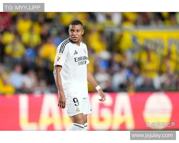 国外足球明星化身路人展现真实生活瞬间引发热议 国外足球明星化身路人展现真实生活瞬间引发热议