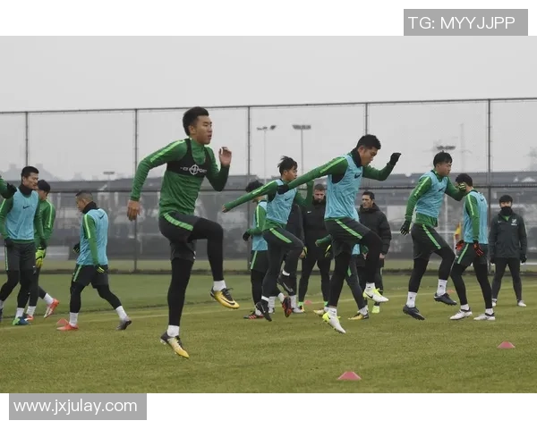 杭州足球队团队协作引发热议球迷与专家各执己见分析争议原因 杭州足球队团队协作引发热议球迷与专家各执己见分析争议原因