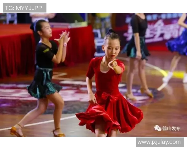 足球明星激情舞动庆祝瞬间展现魅力与团队精神的完美结合