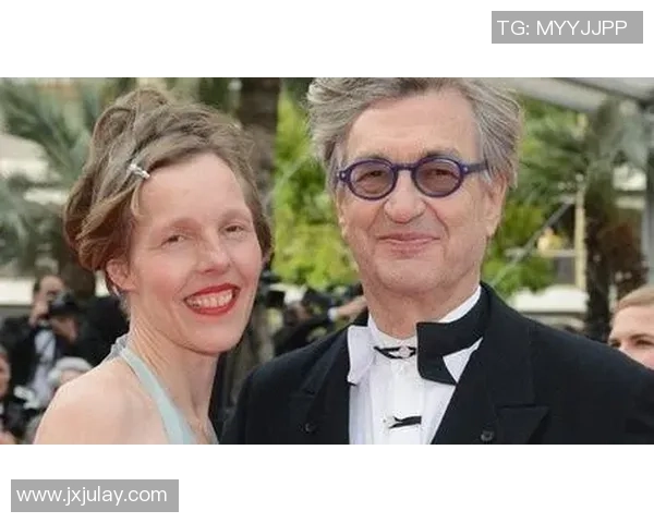 足球明星妻子华丽亮相红毯视频引发热议网友纷纷点赞赞美其优雅气质 足球明星妻子华丽亮相红毯视频引发热议网友纷纷点赞赞美其优雅气质